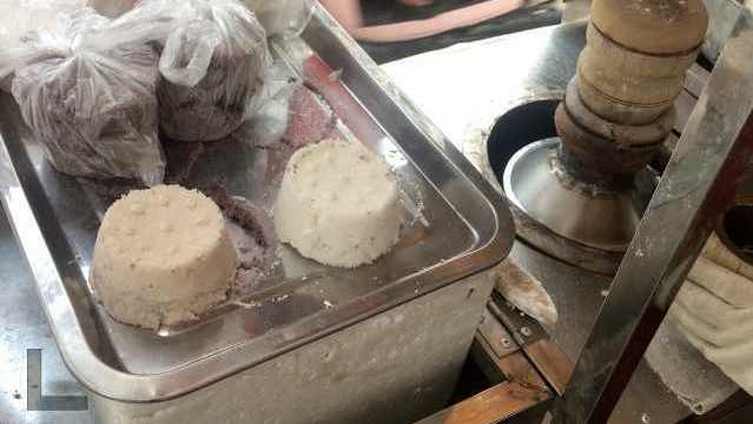 【老南京蒸儿糕:一口吃下去满满都是回忆!】蒸儿糕是南京传统名点,卖糕人一副挑子,一头盛米粉